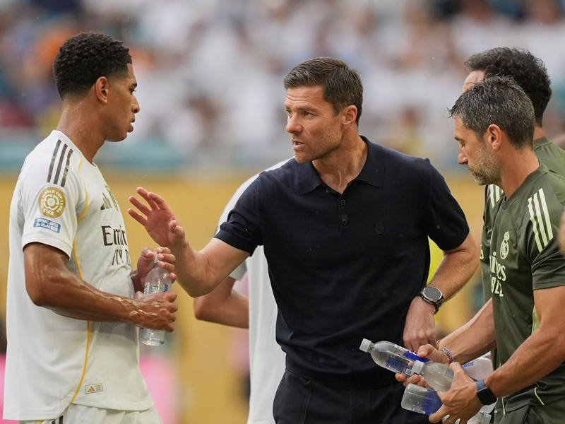 Bellingham (l) wehrt sich nach Kritik rund um das Aus von Ex-Coach Alonso (M). (Archivbild) - Foto: Rebecca Blackwell/AP/dpa