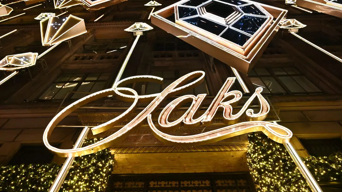 Saks Global entstand 2024 aus der Fusion der US-Luxuskaufhausketten Saks Fifth Avenue und Neiman Marcus. (Archivbild) - Bild: Evan Agostini/Invision/AP/dpa