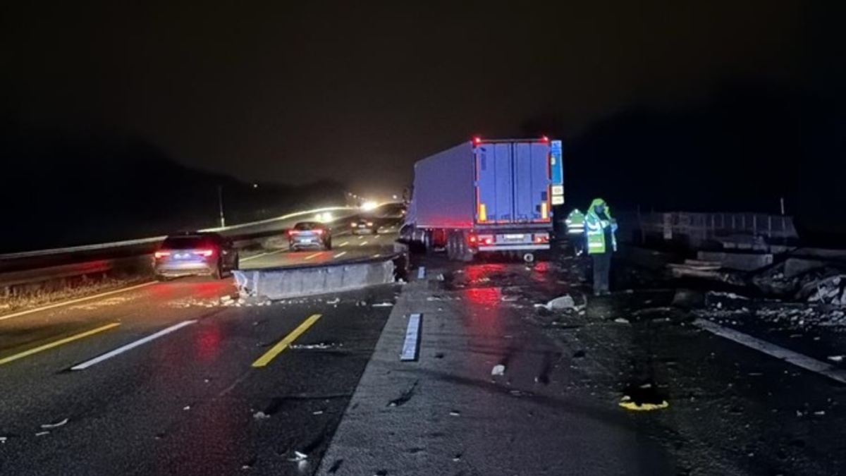 POL-WI: Unfall mit Sattelzug - Bergungsarbeiten dauern an - Foto: presseportal.de