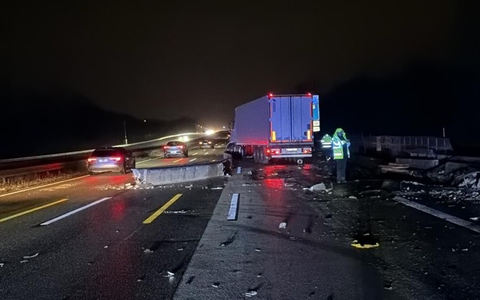 POL-WI: Unfall mit Sattelzug - Bergungsarbeiten dauern an - Foto: presseportal.de