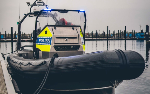 POL-HH: 260114-1. Neue Streifenboote für die Wasserschutzpolizeien Hamburg und Schleswig-Holstein - Erste Boote der gemeinsamen Beschaffung sind im Einsatz - Foto: presseportal.de