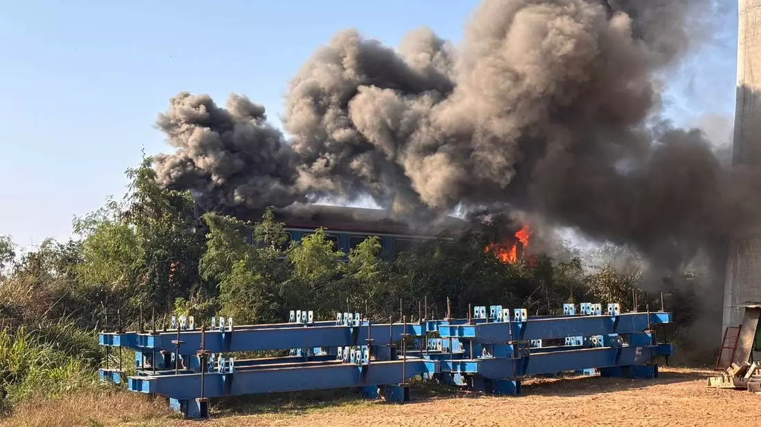 Teile des Zuges standen kurzzeitig in Flammen. - Bild: Uncredited/Ministry of Transport/AP/dpa