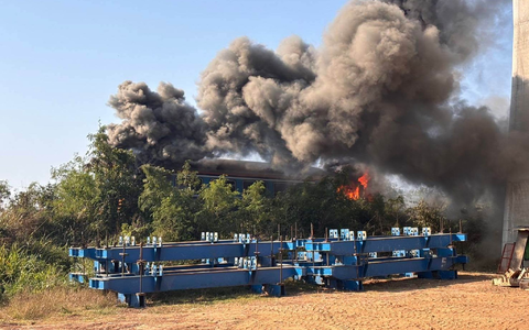 Teile des Zuges standen kurzzeitig in Flammen. - Foto: Uncredited/Ministry of Transport/AP/dpa