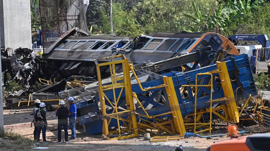Die Waggons stürzten bei dem Unglück um. - Bild: Nathathida Adireksarn/AP/dpa