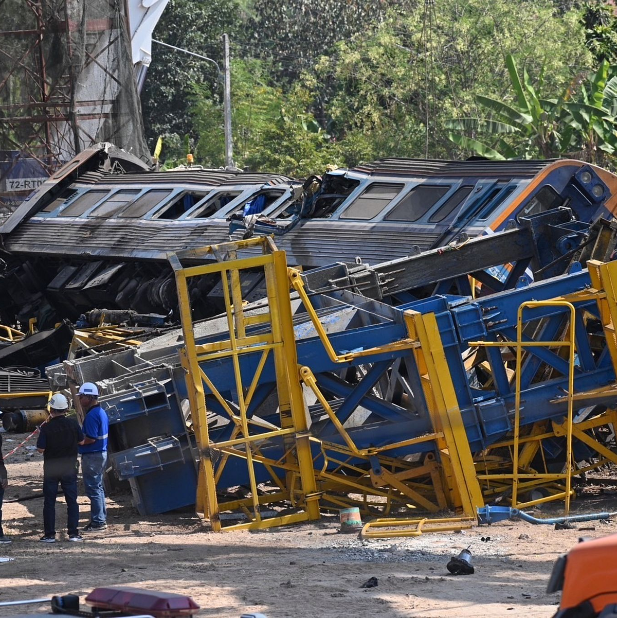 Die Waggons stürzten bei dem Unglück um. - Foto: Nathathida Adireksarn/AP/dpa