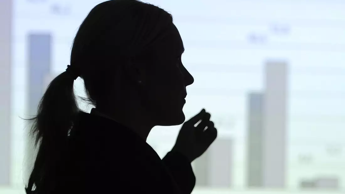 Hier erklärt eine Frau eine Statistik an der Wand - vielleicht eine Mutter, die sich bald um ihre Kinder kümmern muss? (Illustration) - Bild: Tobias Kleinschmidt/dpa