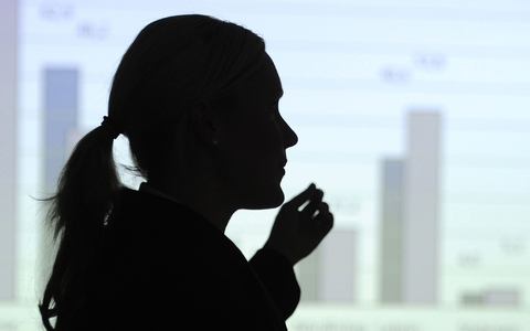 Hier erklärt eine Frau eine Statistik an der Wand - vielleicht eine Mutter, die sich bald um ihre Kinder kümmern muss? (Illustration) - Foto: Tobias Kleinschmidt/dpa