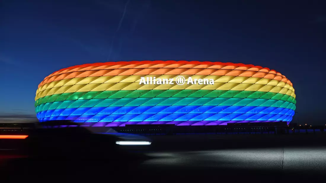 Die Münchner Allianz Arena kann je nach Anlass die Farbe wechseln. (Archivbild) - Bild: Tobias Hase/dpa