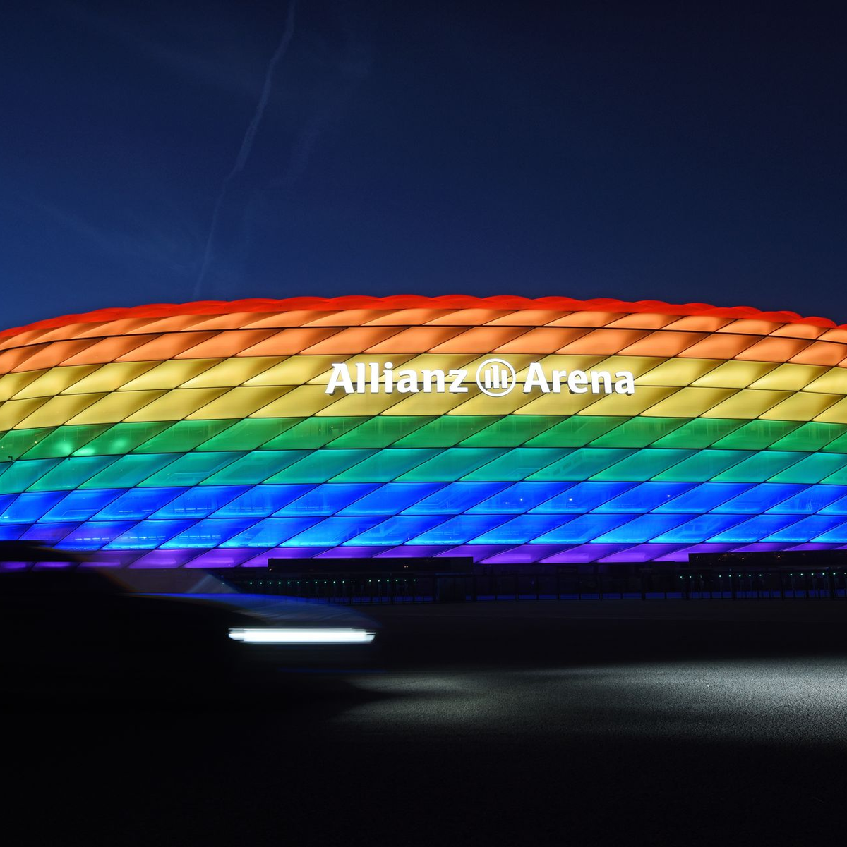 Die Münchner Allianz Arena kann je nach Anlass die Farbe wechseln. (Archivbild) - Foto: Tobias Hase/dpa