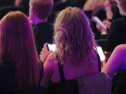 Junge Leute mit Smartphone (Archiv) - Foto: via dts Nachrichtenagentur