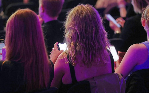 Junge Leute mit Smartphone (Archiv) - Foto: via dts Nachrichtenagentur