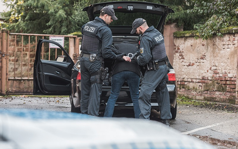 BPOLI LUD: Gesuchter Pole mit Silbermünzen geht auf Polizisten los - Foto: presseportal.de