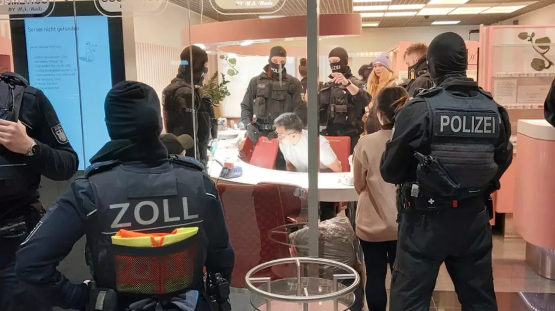 BPOL NRW: Gemeinsame Pressemitteilung der ZeOS NRW, der Bundespolizeidirektion Sankt Augustin, des Hauptzollamts Düsseldorf und des Landesamts zur Bekämpfung der Finanzkriminalität - Bild: presseportal.de