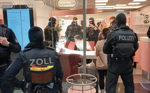 BPOL NRW: Gemeinsame Pressemitteilung der ZeOS NRW, der Bundespolizeidirektion Sankt Augustin, des Hauptzollamts Düsseldorf und des Landesamts zur Bekämpfung der Finanzkriminalität - Foto: presseportal.de