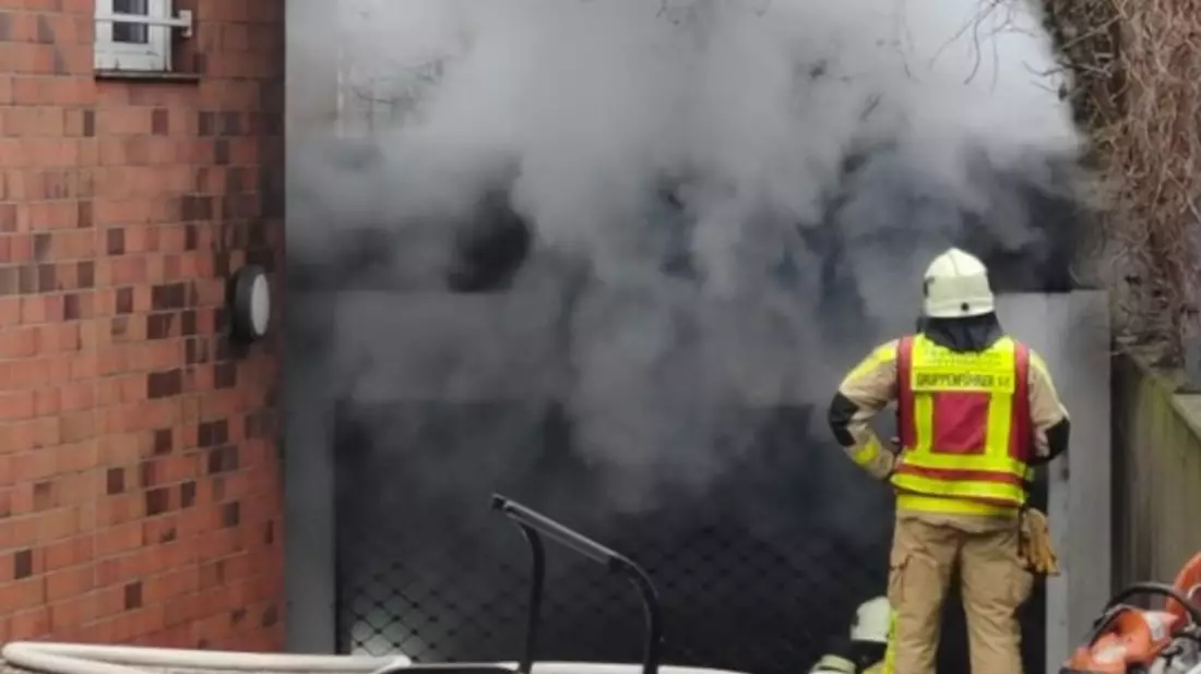 FW Grevenbroich: Erstmeldung: Starke Rauchentwicklung durch Feuer in Tiefgarage in Neuenhausen - Bild: presseportal.de