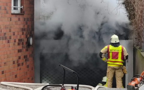 FW Grevenbroich: Erstmeldung: Starke Rauchentwicklung durch Feuer in Tiefgarage in Neuenhausen - Foto: presseportal.de
