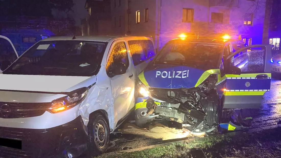 POL-MI: Sechs Verletzte: Auto kollidiert mit Streifenwagen - Bild: presseportal.de