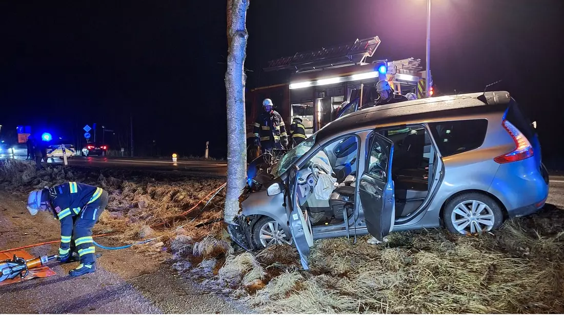 FW-M: Pkw prallt gegen Baum (Lochhausen) - Bild: presseportal.de