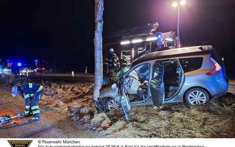 FW-M: Pkw prallt gegen Baum (Lochhausen) - Foto: presseportal.de