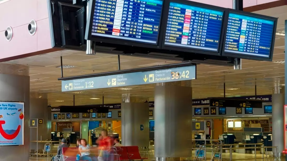 Ein 80-jähriger Tourist wollte mit seiner im Rollstuhl sitzenden Frau von Teneriffa in die Heimat fliegen. Aber in der Sicherheitskontrolle war Schluss: Die Frau war tot. (Symbolbild) - Bild: Roger Méndez/Europapress/dpa