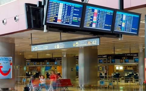 Ein 80-jähriger Tourist wollte mit seiner im Rollstuhl sitzenden Frau von Teneriffa in die Heimat fliegen. Aber in der Sicherheitskontrolle war Schluss: Die Frau war tot. (Symbolbild) - Foto: Roger Méndez/Europapress/dpa