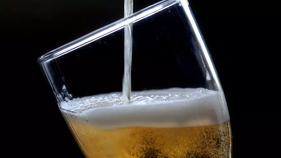 Der deutsche Biermarkt ist 2025 außergewöhnlich stark um mehr als sechs Prozent geschrumpft. - Bild: Roland Weihrauch/dpa
