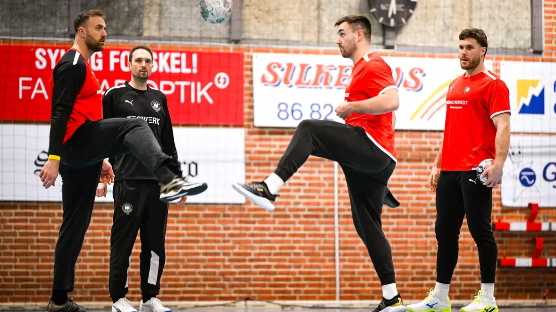 Fußball zum Aufwärmen: Die deutschen Handballer bereiten sich auf Österreich vor.  - Bild: Sina Schuldt/dpa