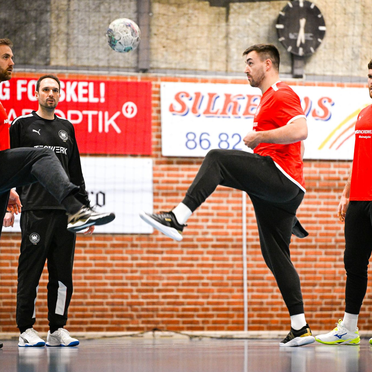 Fußball zum Aufwärmen: Die deutschen Handballer bereiten sich auf Österreich vor.  - Foto: Sina Schuldt/dpa