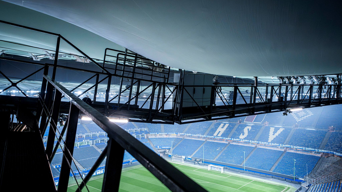 Durch Tauwasser infolge des starken Wintertreibens im Norden sind Beulen in der Dachmembran des Hamburger Volksparkstadions erkennbar.  - Foto: Nils Heitmann/HSV/dpa