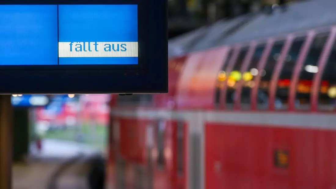 Bahn entschuldigt sich für falsche Entschädigungsschreiben (Foto-Archiv). - Bild: Bodo Marks/dpa