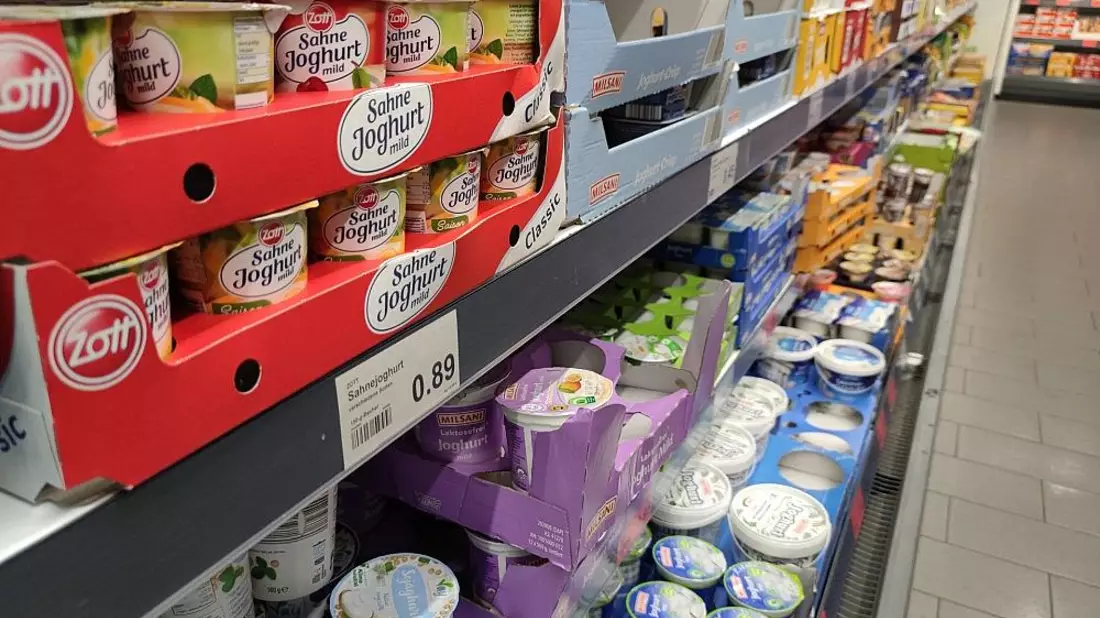 Joghurt in einem Supermarktregal (Archiv) - Bild: via dts Nachrichtenagentur