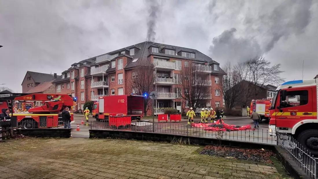 FW Grevenbroich: Feuer in Grevenbroich / Tiefgarage stark beschädigt, zwei Autos zerstört, eine Person verletzt (Abschlussmeldung) - Bild: presseportal.de