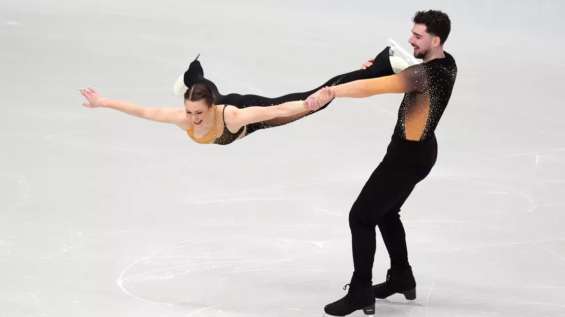 Annika Hocke (r) und Robert Kunkel sind bei der EM nach dem Kurzprogramm Vierter. - Bild: Mike Egerton/PA Wire/dpa