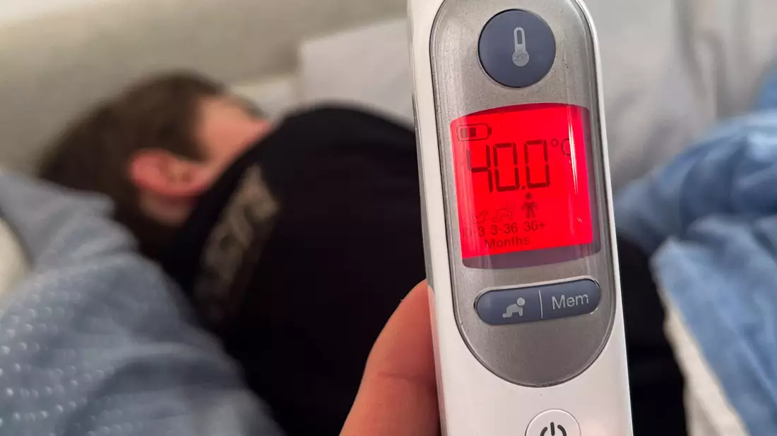 Eine Grippe beginnt meistens plötzlich mit Fieber oder einem deutlichen Krankheitsgefühl. (Symbolbild) - Bild: Julian Stratenschulte/dpa
