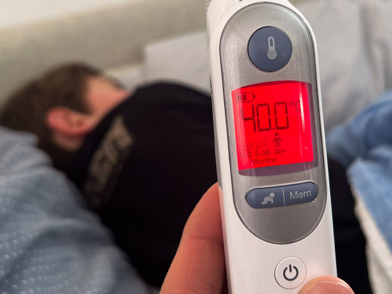 Eine Grippe beginnt meistens plötzlich mit Fieber oder einem deutlichen Krankheitsgefühl. (Symbolbild) - Foto: Julian Stratenschulte/dpa