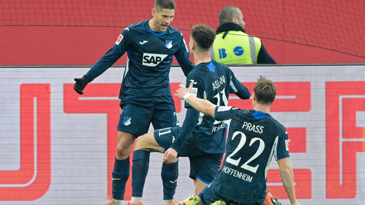 Tim Lemperle (r.) und Fisnik Asllani machen Lufstsprünge vor Freude. - Foto: Uwe Anspach/dpa