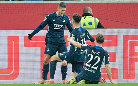 Tim Lemperle (r.) und Fisnik Asllani machen Lufstsprünge vor Freude. - Foto: Uwe Anspach/dpa
