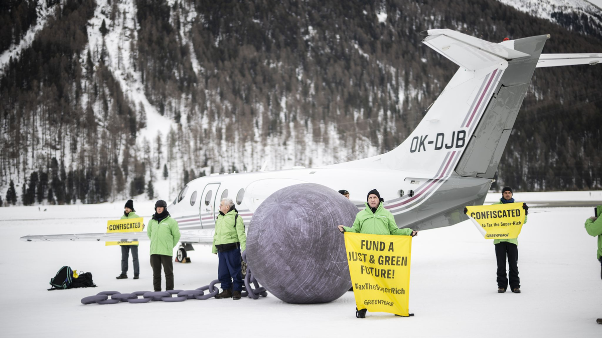 Im vergangenen Jahr hat Greenpeace in Davos gegen Privatflüge demonstriert. (Archivbild) - Foto: Gian Ehrenzeller/KEYSTONE/dpa