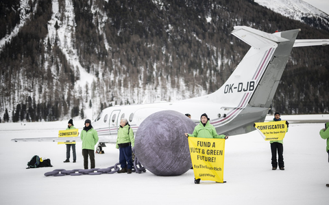 Im vergangenen Jahr hat Greenpeace in Davos gegen Privatflüge demonstriert. (Archivbild) - Foto: Gian Ehrenzeller/KEYSTONE/dpa