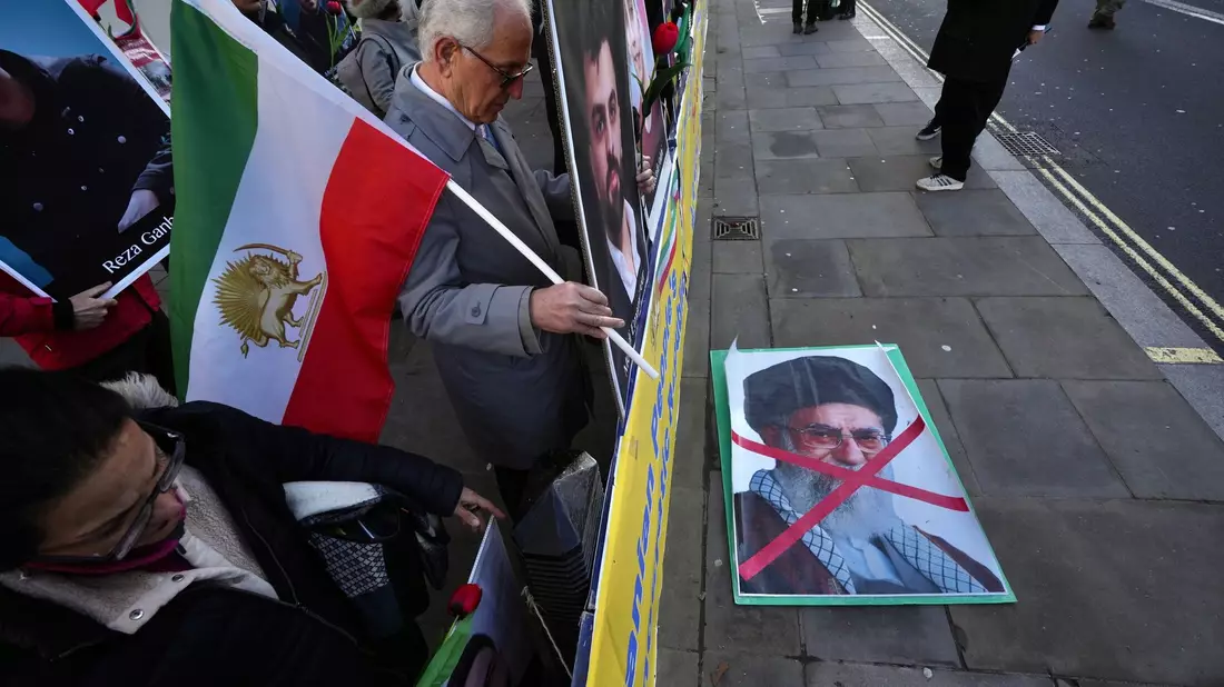 Auch in London protestieren Menschen gegen die Führung der Islamischen Republik.  - Bild: Kin Cheung/AP/dpa