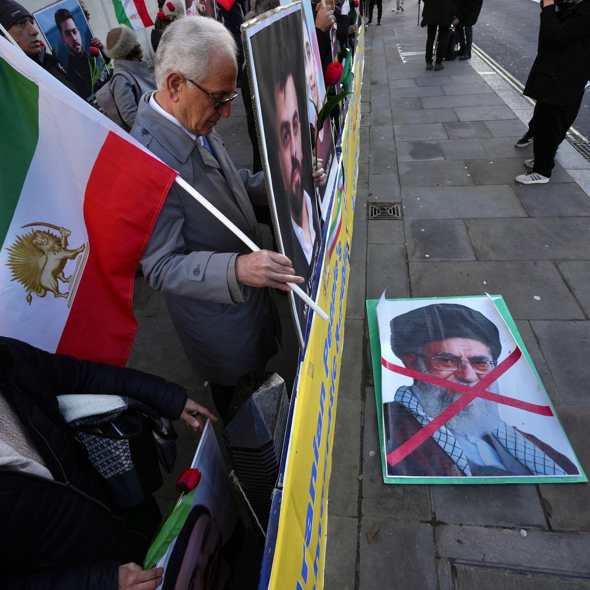 Auch in London protestieren Menschen gegen die Führung der Islamischen Republik.  - Foto: Kin Cheung/AP/dpa