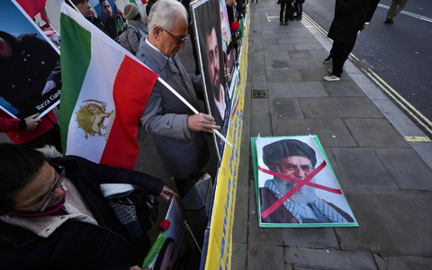 Auch in London protestieren Menschen gegen die Führung der Islamischen Republik.  - Foto: Kin Cheung/AP/dpa