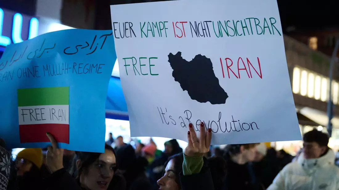 In Berlin wurde demonstriert unter dem Motto «Protest gegen die Todesmaschinerie der Islamistischen Republik Iran».  - Bild: Annette Riedl/dpa