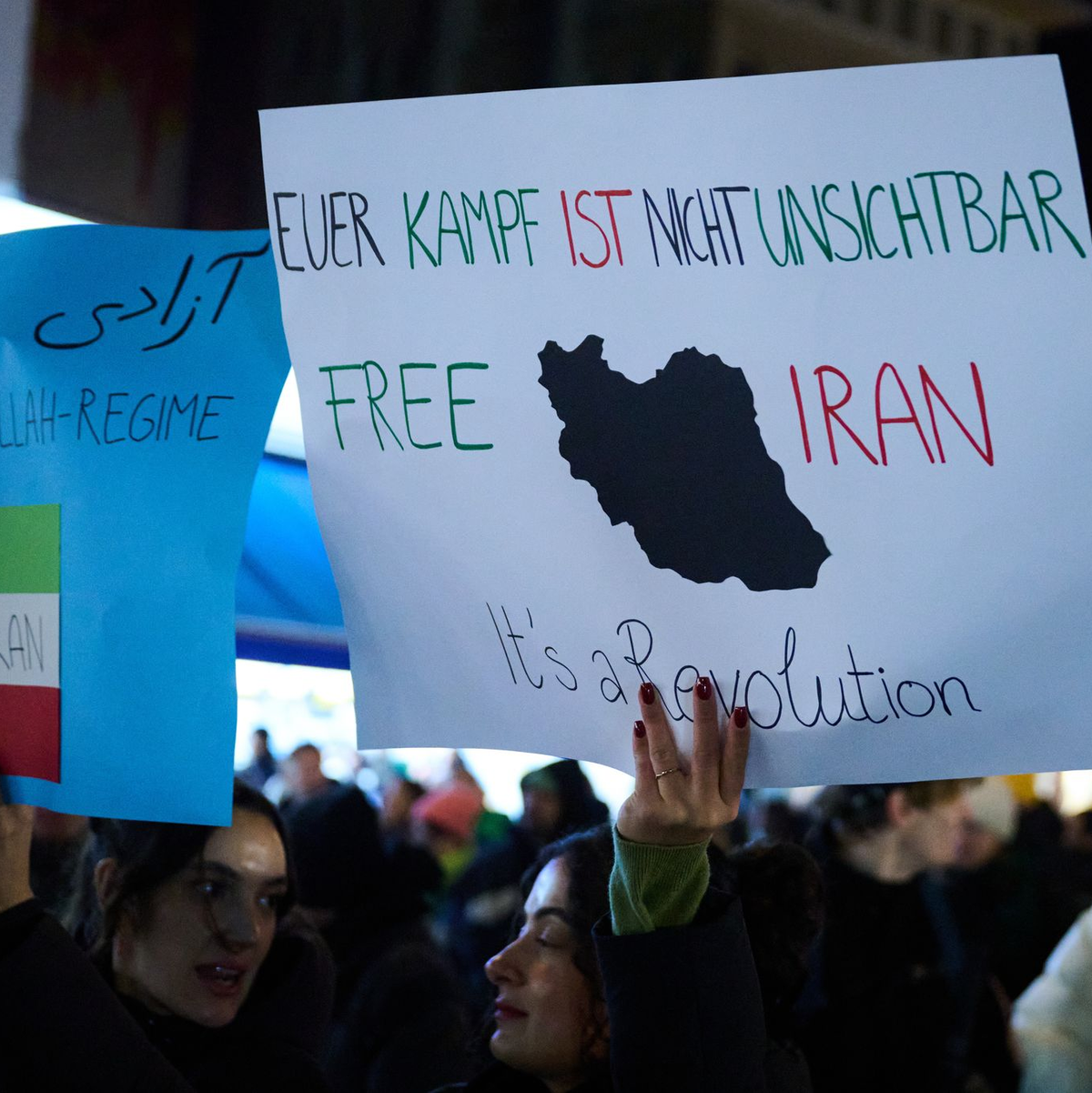 In Berlin wurde demonstriert unter dem Motto «Protest gegen die Todesmaschinerie der Islamistischen Republik Iran».  - Foto: Annette Riedl/dpa