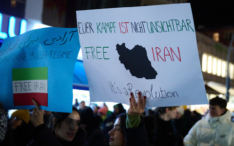 In Berlin wurde demonstriert unter dem Motto «Protest gegen die Todesmaschinerie der Islamistischen Republik Iran».  - Foto: Annette Riedl/dpa