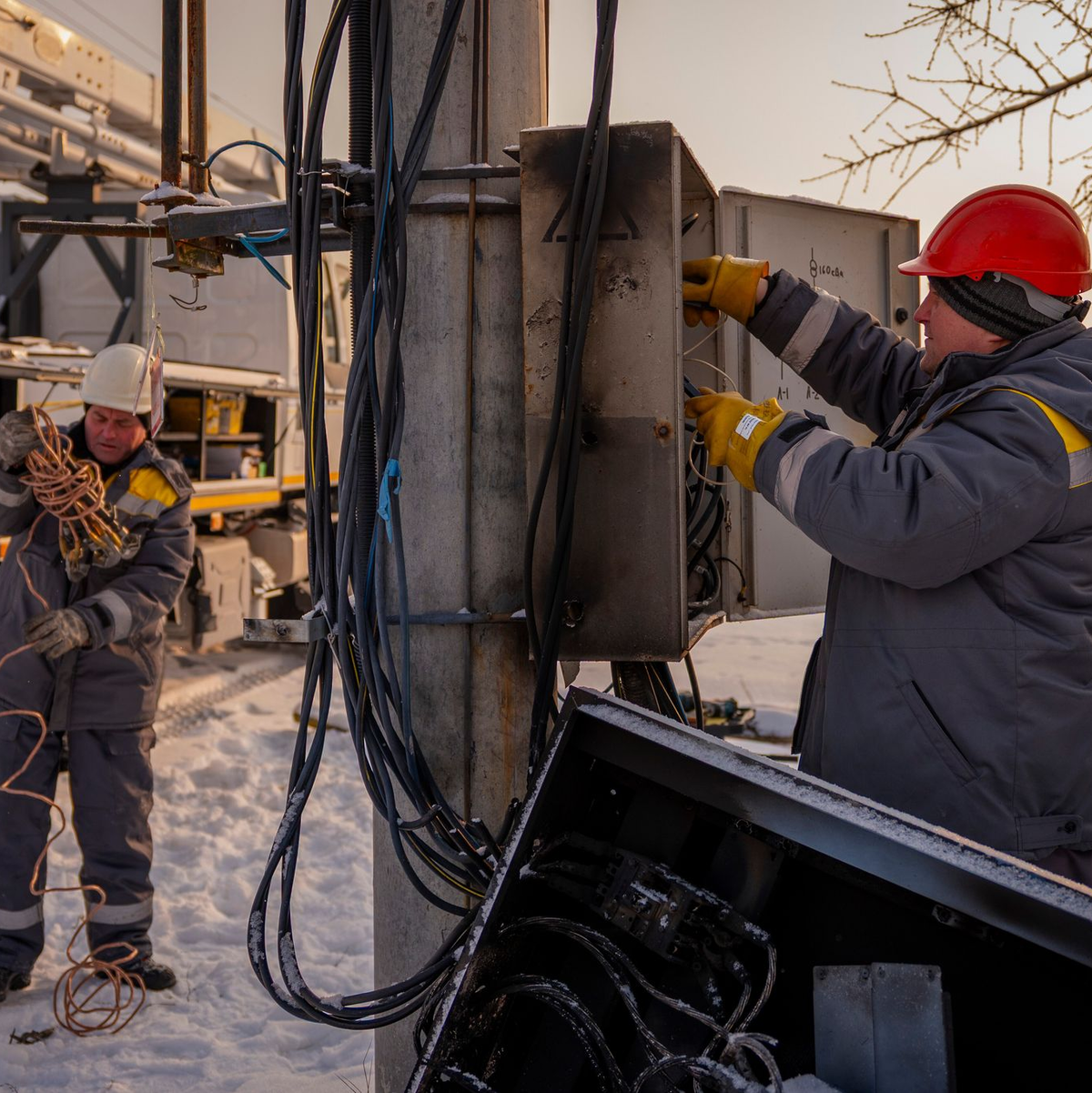 Elektriker in Kiew kämpfen um eine Wiederherstellung der Stromversorgung. - Foto: Dan Bashakov/AP/dpa