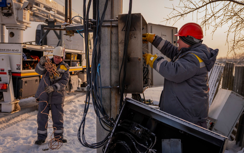 Elektriker in Kiew kämpfen um eine Wiederherstellung der Stromversorgung. - Foto: Dan Bashakov/AP/dpa