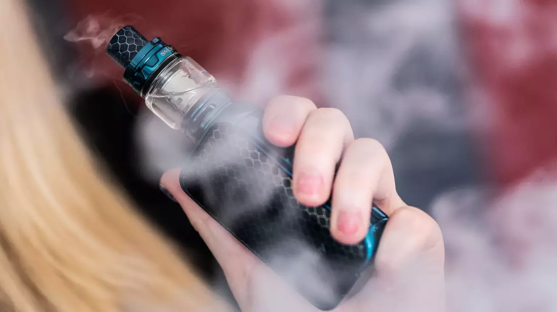 Vor allem bei jungen Menschen sind Vapes beliebt. (Symbolbild) - Bild: Silas Stein/dpa