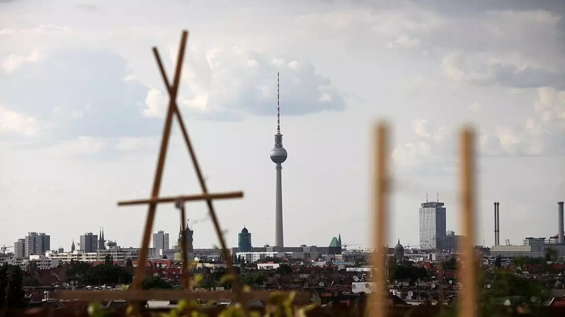 Dachterrasse in Berlin mit Blick auf den Berliner Fernsehturm (Archiv) - Bild: via dts Nachrichtenagentur