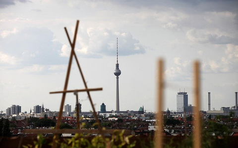 Dachterrasse in Berlin mit Blick auf den Berliner Fernsehturm (Archiv) - Foto: via dts Nachrichtenagentur